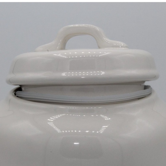 Rae Dunn XL White/Gold “Treats” Canister - rubber rimmed lot for great seal NWT - Picture 4 of 5